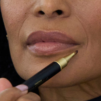 Dual-Ended Retractable Lip + Eyeshadow Brush - Model macro application lip