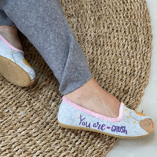 A pair of gray slippers with pink piping and potato patterns, displayed on a woven mat. Cosy, comfortable Spanish slippers/house shoes.